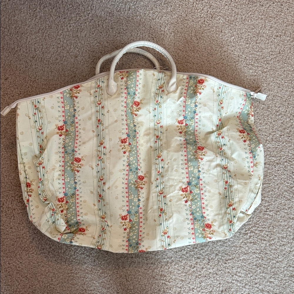Two’s Company Floral Cream Tote Bag w/ extra bag